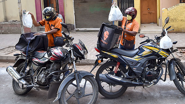 வியர்வை சொட்ட சொட்ட சைக்கிளில் உணவு டெலிவரி செய்த இளைஞருக்கு புதிய பைக் வாங்கி தந்த காவல் துறையினர்!