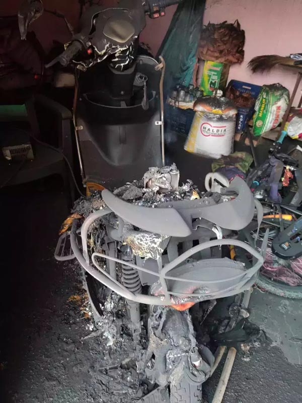 மீண்டும் எரிந்த எலெக்ட்ரிக் ஸ்கூட்டர் . . . ஆனா இதுக்கு ஸ்கூட்டர் காரணம் இல்ல . . . நடந்தது என்ன ?