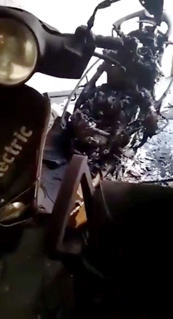 மீண்டும் எரிந்த எலெக்ட்ரிக் ஸ்கூட்டர் . . . ஆனா இதுக்கு ஸ்கூட்டர் காரணம் இல்ல . . . நடந்தது என்ன ?