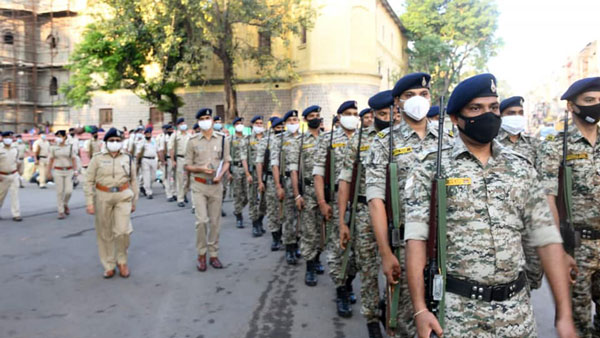 வியர்வை சொட்ட சொட்ட சைக்கிளில் உணவு டெலிவரி செய்த இளைஞருக்கு புதிய பைக் வாங்கி தந்த காவல் துறையினர்!