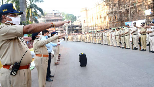 வியர்வை சொட்ட சொட்ட சைக்கிளில் உணவு டெலிவரி செய்த இளைஞருக்கு புதிய பைக் வாங்கி தந்த காவல் துறையினர்!