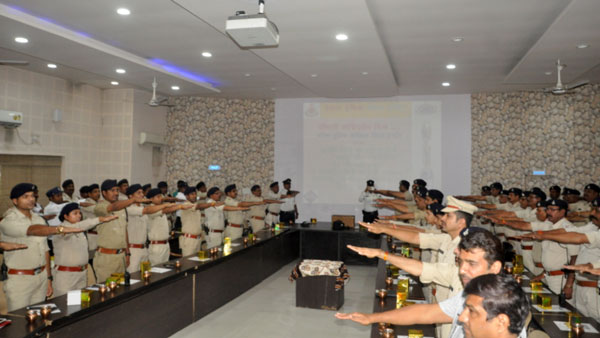 வியர்வை சொட்ட சொட்ட சைக்கிளில் உணவு டெலிவரி செய்த இளைஞருக்கு புதிய பைக் வாங்கி தந்த காவல் துறையினர்!