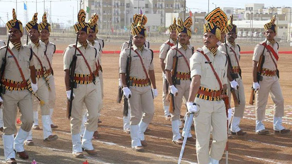 வியர்வை சொட்ட சொட்ட சைக்கிளில் உணவு டெலிவரி செய்த இளைஞருக்கு புதிய பைக் வாங்கி தந்த காவல் துறையினர்!