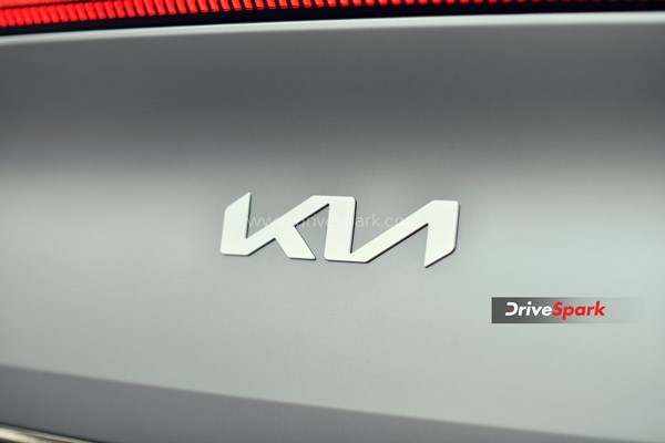 முழு சார்ஜில் 528 கி.மீ பயணிக்கும் கியா இவி6 கார் எப்படி இருக்கிறது ? - ரிவியூ