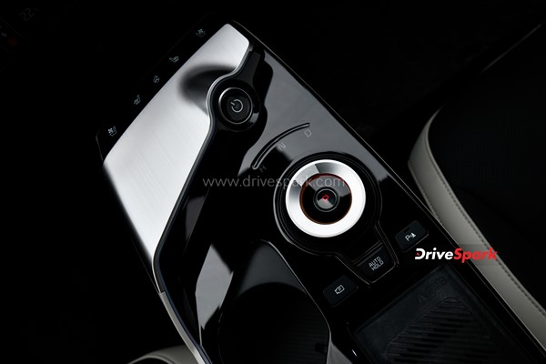 முழு சார்ஜில் 528 கி.மீ பயணிக்கும் கியா இவி6 கார் எப்படி இருக்கிறது ? - ரிவியூ