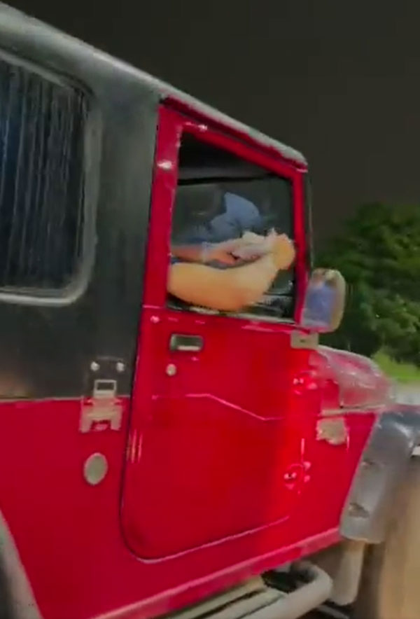 காரை ஓட்டியபடி பணத்தை வெளியே வீசி சென்ற இளைஞர்... தரமான எடுத்த நடவடிக்கை எடுத்த போலீஸ்... என்ன பண்ணாங்க தெரியுமா?