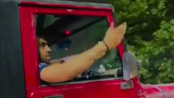 காரை ஓட்டியபடி பணத்தை வெளியே வீசி சென்ற இளைஞர்... தரமான எடுத்த நடவடிக்கை எடுத்த போலீஸ்... என்ன பண்ணாங்க தெரியுமா?