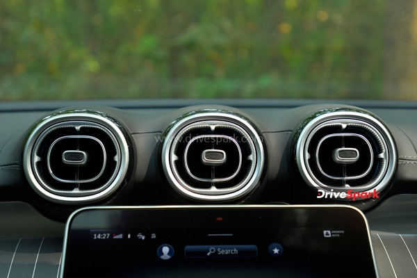 அடேங்கப்பா இந்த பென்ஸ் காரில் இவ்வளவு வசதிகள் இருக்கிறதா? - மெர்சிடிஸ் பென்ஸ் சி கிளாஸ் ரிவியூ 