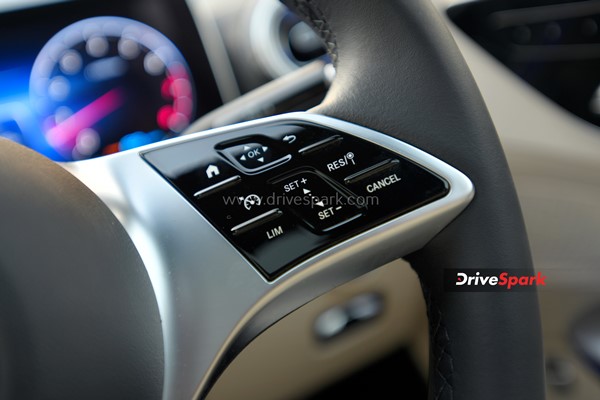 அடேங்கப்பா இந்த பென்ஸ் காரில் இவ்வளவு வசதிகள் இருக்கிறதா? - மெர்சிடிஸ் பென்ஸ் சி கிளாஸ் ரிவியூ 