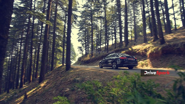 அடேங்கப்பா இந்த பென்ஸ் காரில் இவ்வளவு வசதிகள் இருக்கிறதா? - மெர்சிடிஸ் பென்ஸ் சி கிளாஸ் ரிவியூ 