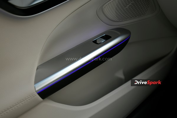 அடேங்கப்பா இந்த பென்ஸ் காரில் இவ்வளவு வசதிகள் இருக்கிறதா? - மெர்சிடிஸ் பென்ஸ் சி கிளாஸ் ரிவியூ 