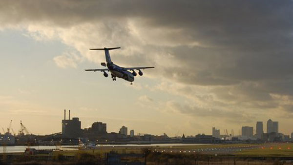 வீல் சேரில் இருப்பவர்களுக்கு விமான பயணம் சாத்தியமா ? மாற்றுத் திறனாளிக்கு விமான நிலையங்களில் இருக்கும் வசதிகள் இது தான் . . .