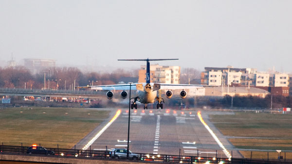 வீல் சேரில் இருப்பவர்களுக்கு விமான பயணம் சாத்தியமா ? மாற்றுத் திறனாளிக்கு விமான நிலையங்களில் இருக்கும் வசதிகள் இது தான் . . .