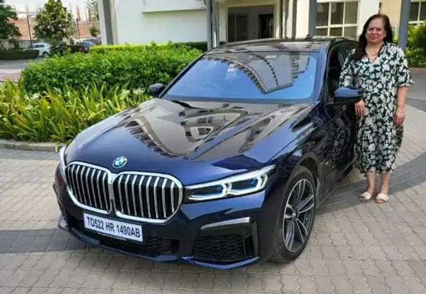 இமைக்கா நொடிகள் நடிகை வாங்கிய விலையுயர்ந்த சொகுசு கார்... யாருக்காக வாங்கினாங்க தெரிஞ்சா ஆச்சரியப்படுவீங்க!