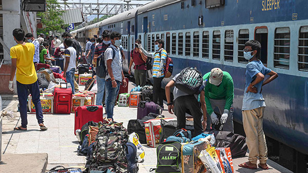 ரயில் டிக்கெட் எடுக்க இனி பணம் கொடுக்க வேண்டாம் செல்போனில் ஸ்கேன் செய்தால் போதும்