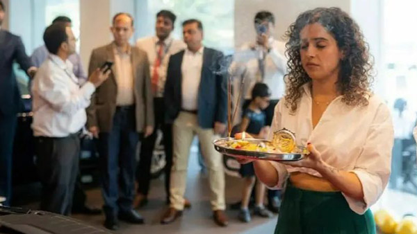 ஆடியின் உச்சநிலை சொகுசு காரை வாங்கிய தங்கல் பட நடிகை... இந்த விலை எல்லாம் அவங்களுக்கு அசால்டுங்க!