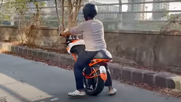 செல்ஃப் பேலன்ஸிங் பைக்கை வீட்டிலேயே உருவாக்கிய இளைஞர்கள்!.. கேடிஎம்கூட இப்படி ஒரு பைக்கை உருவாக்கல!