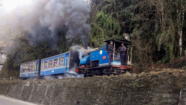 மனசை லேசாக்கும் ஊட்டி மலை ரயில் பயணம்... எவ்ளோ செலவு ஆனாலும் பரவால... வாழ்க்கைல ஒரு தடவையாச்சும் போயிரணும்!