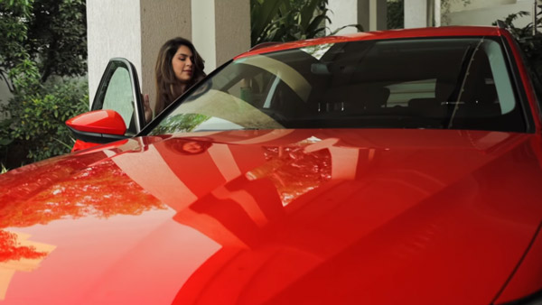 விலையை கேட்டதும் தலையே சுத்துது... காஸ்ட்லியான காரை வாங்கிய பிரபல நடிகரின் மனைவி... யார்னு தெரியுமா?