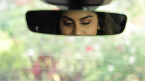 விலையை கேட்டதும் தலையே சுத்துது... காஸ்ட்லியான காரை வாங்கிய பிரபல நடிகரின் மனைவி... யார்னு தெரியுமா?