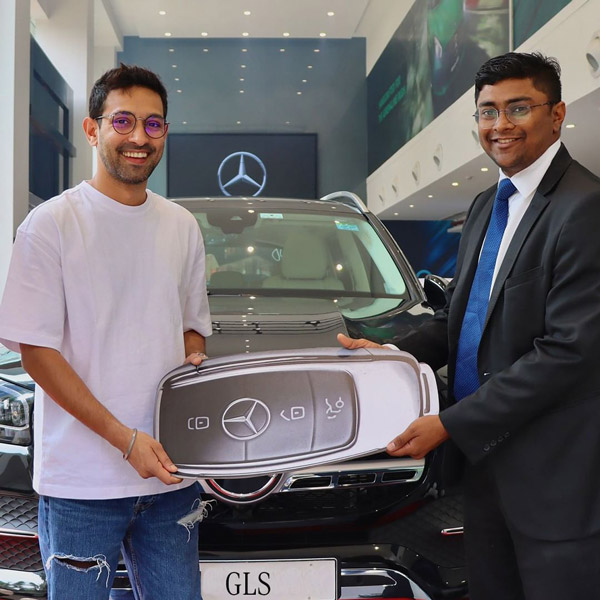 இதையெல்லாம் நாம யோசிச்சு கூட பாக்க முடியாது... விலை உயர்ந்த காரை வாங்கிய பிரபல நடிகர்... எவ்ளோ கோடி தெரியுமா?