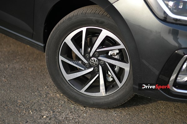 இளசுகளின் மனசை கொள்ளயடிக்கும் ஃபோக்ஸ்வாகன் விர்டுஸ் ரிவியூ