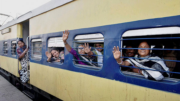 இரவு ரயில்களில் பெண்களால் டிக்கெட் எடுக்காமலேயே செல்ல முடியுமா? அடிக்கடி பயணிப்பவர்களுக்குக் கூட இந்த ரூல்ஸ்கள் தெரியாது !