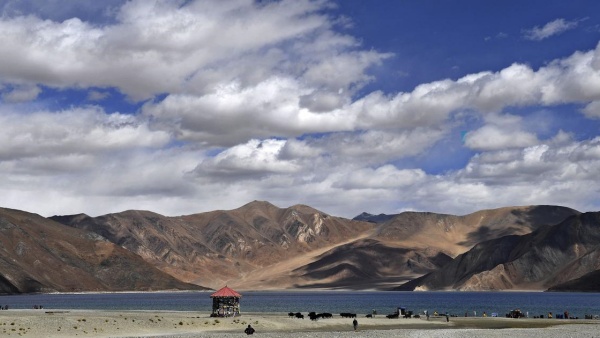 மாருதி ஜிப்ஸியா இருந்தாலும் இப்படியா!! ஜம்மூ காஷ்மீரில் இராணுவத்தின் உதவியுடன் மீட்கப்பட்ட சுற்றுலா பயணிகள்!