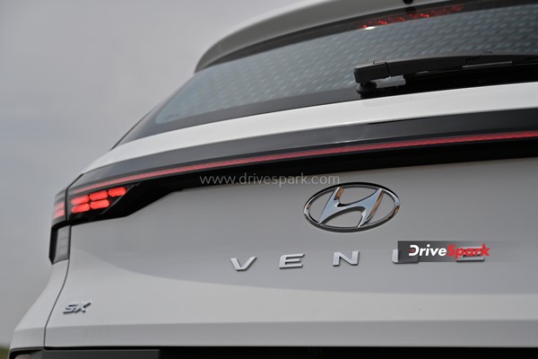 சின்ன மாற்றங்கள் தான் ஆனா இப்ப செமயா இருக்கு... 2022 புதிய ஹூண்டாய் வென்யூ ரிவியூ