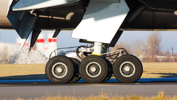 சாதாரண வண்டி டயர் மாதிரி கிடையாது... விமானங்களின் டயர்களில் இவ்ளோ ரகசியங்கள் மறஞ்சிருக்கா? ஆச்சரியமா இருக்கே!