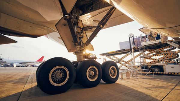 சாதாரண வண்டி டயர் மாதிரி கிடையாது... விமானங்களின் டயர்களில் இவ்ளோ ரகசியங்கள் மறஞ்சிருக்கா? ஆச்சரியமா இருக்கே!