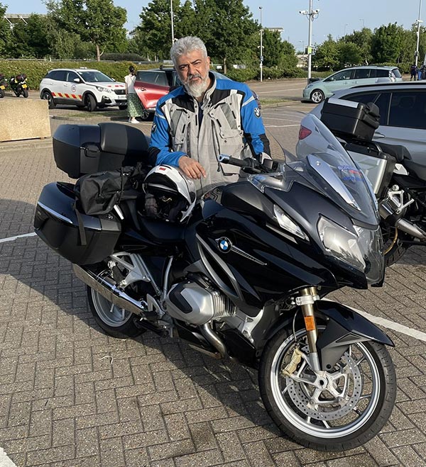 பிஎம்டபிள்யூ பைக்கில் ஐரோப்பாவில் உலாவரும் நடிகர் அஜித்!! படங்கள் இணையத்தில் வைரல்