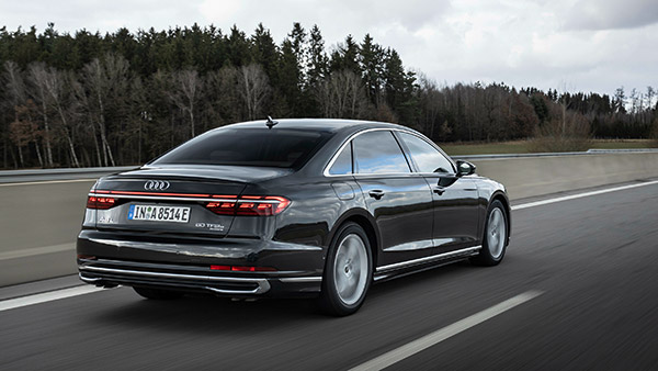 புதிய ஏ8 எல் சொகுசு காரின் அறிமுக தேதியை வெளியிட்டது ஆடி... இதுல இருக்க லக்சூரி அம்சங்கள் நம்மையே வாங்க தூண்டுதே!