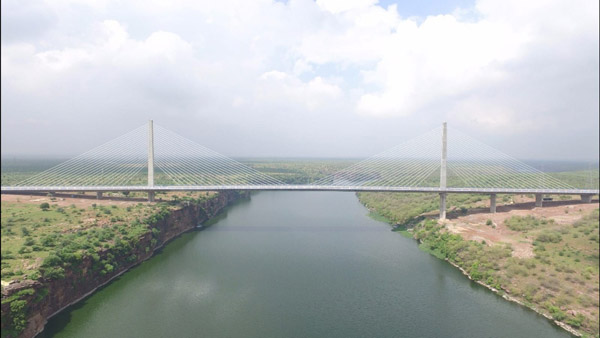 பயன்பாட்டிற்குத் தயாரான 1.4 கி.மீ நீளத் தொங்கும் பாலம் . . . ஆச்சரியப்பட வைக்கும் தொழிற்நுட்ப அதிசயங்கள் நிறைந்தது . . .