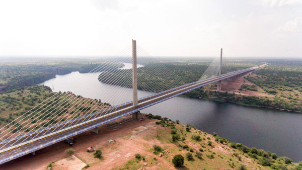 பயன்பாட்டிற்குத் தயாரான 1.4 கி.மீ நீளத் தொங்கும் பாலம் . . . ஆச்சரியப்பட வைக்கும் தொழிற்நுட்ப அதிசயங்கள் நிறைந்தது . . .