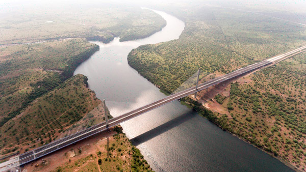 பயன்பாட்டிற்குத் தயாரான 1.4 கி.மீ நீளத் தொங்கும் பாலம் . . . ஆச்சரியப்பட வைக்கும் தொழிற்நுட்ப அதிசயங்கள் நிறைந்தது . . .