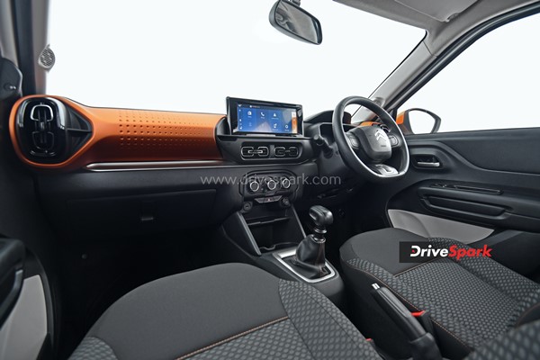 ஃபெர்பாமென்ஸில் பிச்சு உதறும் சிட்ரோன் சி3 கார் ரிவியூ . . .