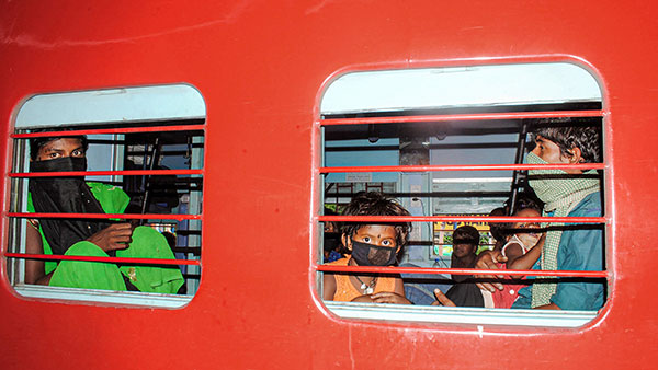 ரயில் கதவுகளுக்கு அருகே உள்ள ஜன்னல்களில் மட்டும் கம்பிகள் ஏன் அதிகமாக உள்ளன தெரியுமா? நம்ம பாதுகாப்பிற்காக சூப்பரான ஐடியா!