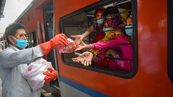 ரயில் கதவுகளுக்கு அருகே உள்ள ஜன்னல்களில் மட்டும் கம்பிகள் ஏன் அதிகமாக உள்ளன தெரியுமா? நம்ம பாதுகாப்பிற்காக சூப்பரான ஐடியா!