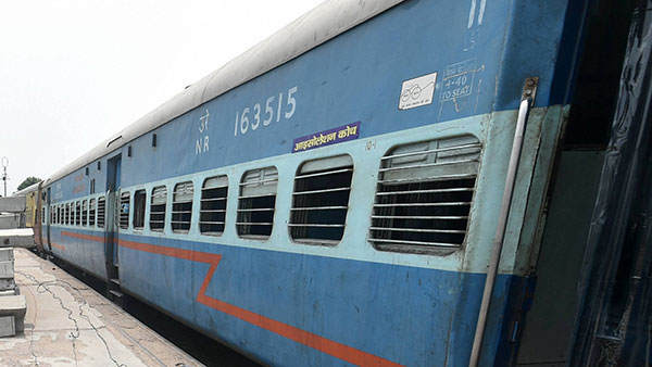 ரயில் கதவுகளுக்கு அருகே உள்ள ஜன்னல்களில் மட்டும் கம்பிகள் ஏன் அதிகமாக உள்ளன தெரியுமா? நம்ம பாதுகாப்பிற்காக சூப்பரான ஐடியா!