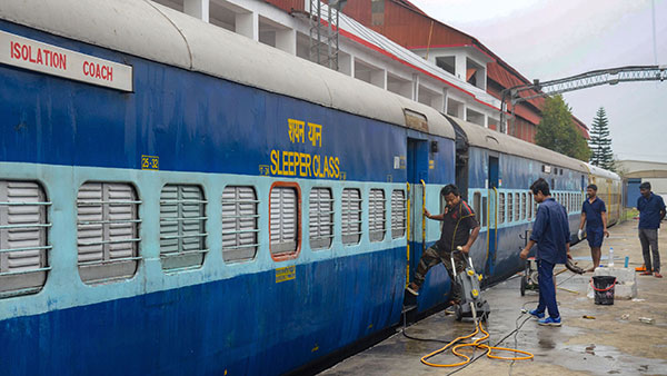 ரயில் கதவுகளுக்கு அருகே உள்ள ஜன்னல்களில் மட்டும் கம்பிகள் ஏன் அதிகமாக உள்ளன தெரியுமா? நம்ம பாதுகாப்பிற்காக சூப்பரான ஐடியா!