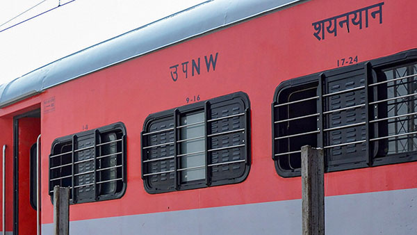 ரயில் கதவுகளுக்கு அருகே உள்ள ஜன்னல்களில் மட்டும் கம்பிகள் ஏன் அதிகமாக உள்ளன தெரியுமா? நம்ம பாதுகாப்பிற்காக சூப்பரான ஐடியா!