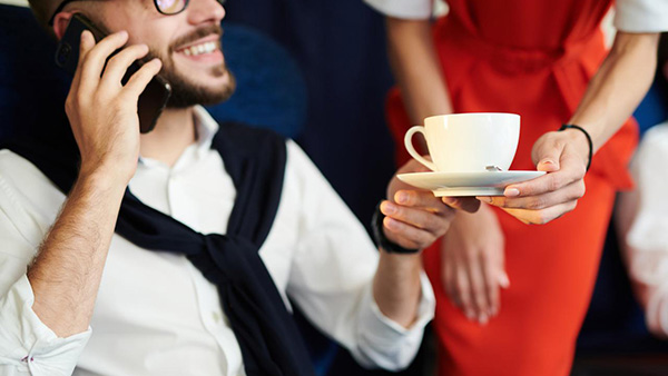 விமானத்தில் மட்டும் ஒரு சிலர் டீ, காபி குடிக்க மாட்டாங்க... ஏன் தெரியுமா? இந்த சின்ன தப்பை செய்தால் அவ்ளோதான்!