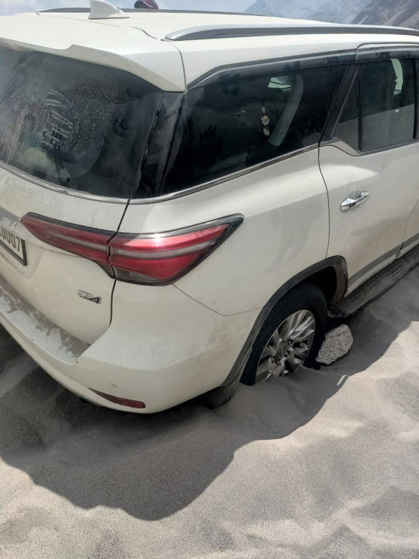 டொயோட்டா ஃபார்ச்சூனர் காராலேயே முடியல... இது தேவைதானா!! ரூ.50,000 அபராதத்திற்கு உள்ளான டெல்லி தம்பதி!