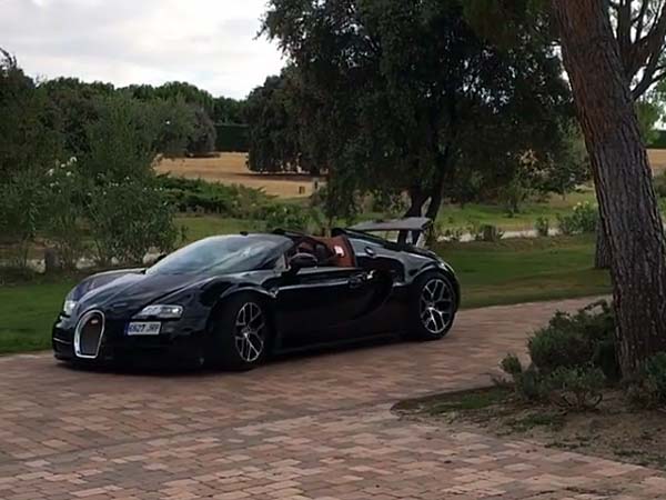 ஸ்பெயினில் விபத்திற்குள்ளான ரொனால்டோவின் புகாட்டி வெய்ரான்!! ஷோரூம் விலை மட்டுமே ரூ.16 கோடியாம்!