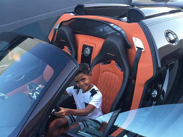 ஸ்பெயினில் விபத்திற்குள்ளான ரொனால்டோவின் புகாட்டி வெய்ரான்!! ஷோரூம் விலை மட்டுமே ரூ.16 கோடியாம்!