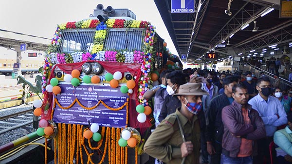 ரயில் டிக்கெட்டில் உள்ள PNR எண் ணிற்குப் பின்னால் இவ்வளவு ரகசியங்கள் மறைந் திருக்கிறதா ? கேட்கவே ஆச்சரியமா இருக்கே ! ரயில் டிக்கெட்டில் உள்ள PNR எண் ணிற்குப் பின்னால் இவ்வளவு ரகசியங்கள் மறைந் திருக்கிறதா ? கேட்கவே ஆச்சரியமா இருக்கே !