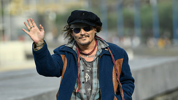 நடிகர் ஜானி டெப் 45 சொகுசு கார்களை வச்சிருக்காராம்... இந்த அரிய வகை காரும் அவர் கிட்ட இருக்கா!.. செம்ம ஆள இருக்காரே!