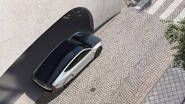 உற்பத்திக்கு தயாரான உலகின் முதல் சோலார் எலெக்ட்ரிக் கார்... சார்ஜ் போடாமலே நாள் ஒன்றுக்கு 70 கிமீ பயணிக்கலாம்!