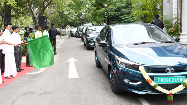 முதல்வர் ஸ்டாலினின் தரமான சம்பவம்... தமிழக அரசு அதிகாரிகளுக்கு எலெக்ட்ரிக் கார்கள்... விலை எவ்ளோனு தெரியுமா?